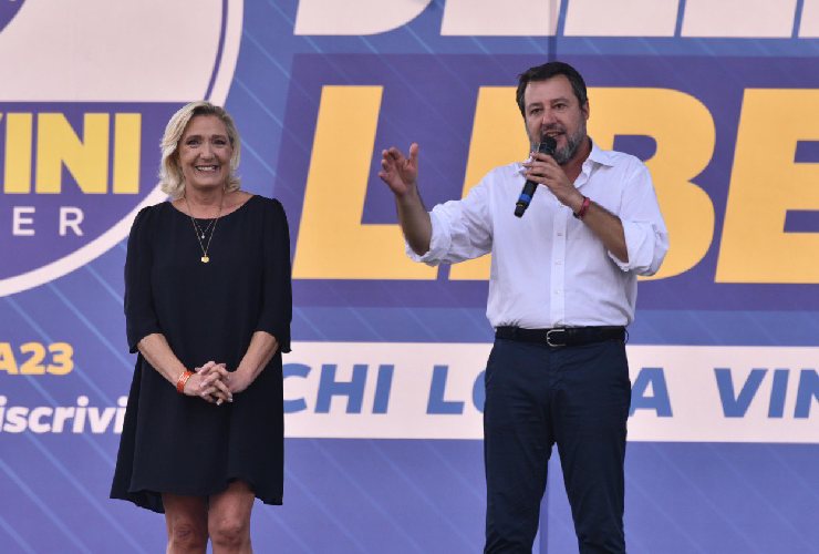 Il segretario della Lega Matteo Salvini e la leader del Rassemblement National Marine Le Pen al raduno di Pontida
