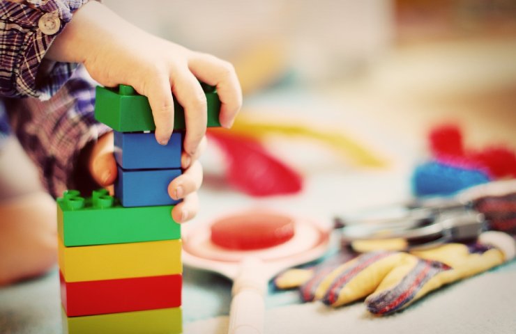 Un bambino che sistema i giochi