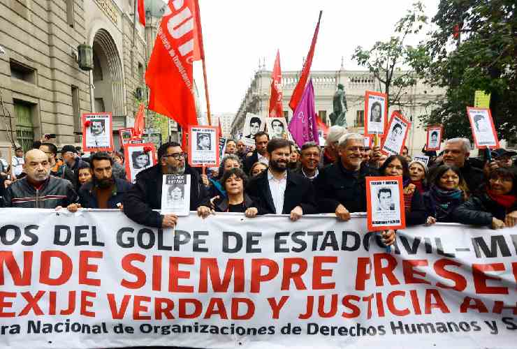 Il presidente cileno Boric al corteo per commemorare le vittime della dittatura di Pinochet nel giorno del 50esimo anniversario del golpe 