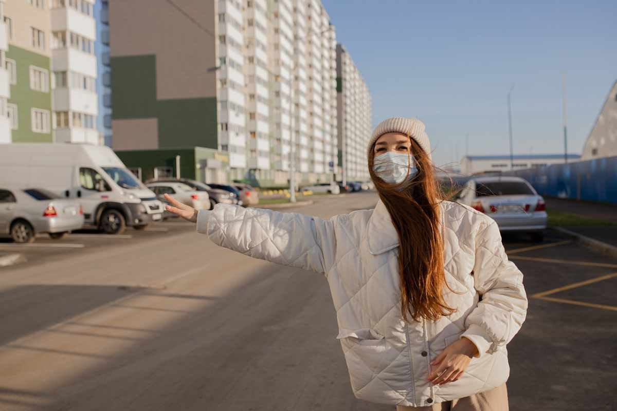 Una donna con una mascherina