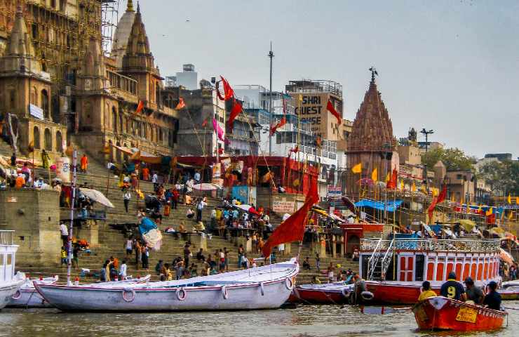 le sponde del fiume Gange, in India