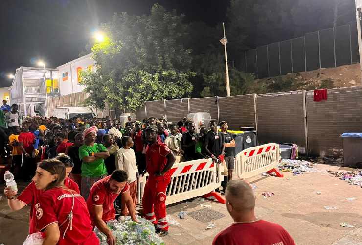 Migranti nell'hotspot di Lampedusa sovraffollato 
