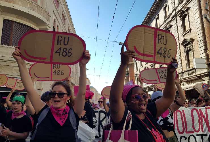 Manifestazione per il diritto all'aborto farmacologico di Non Una di Meno