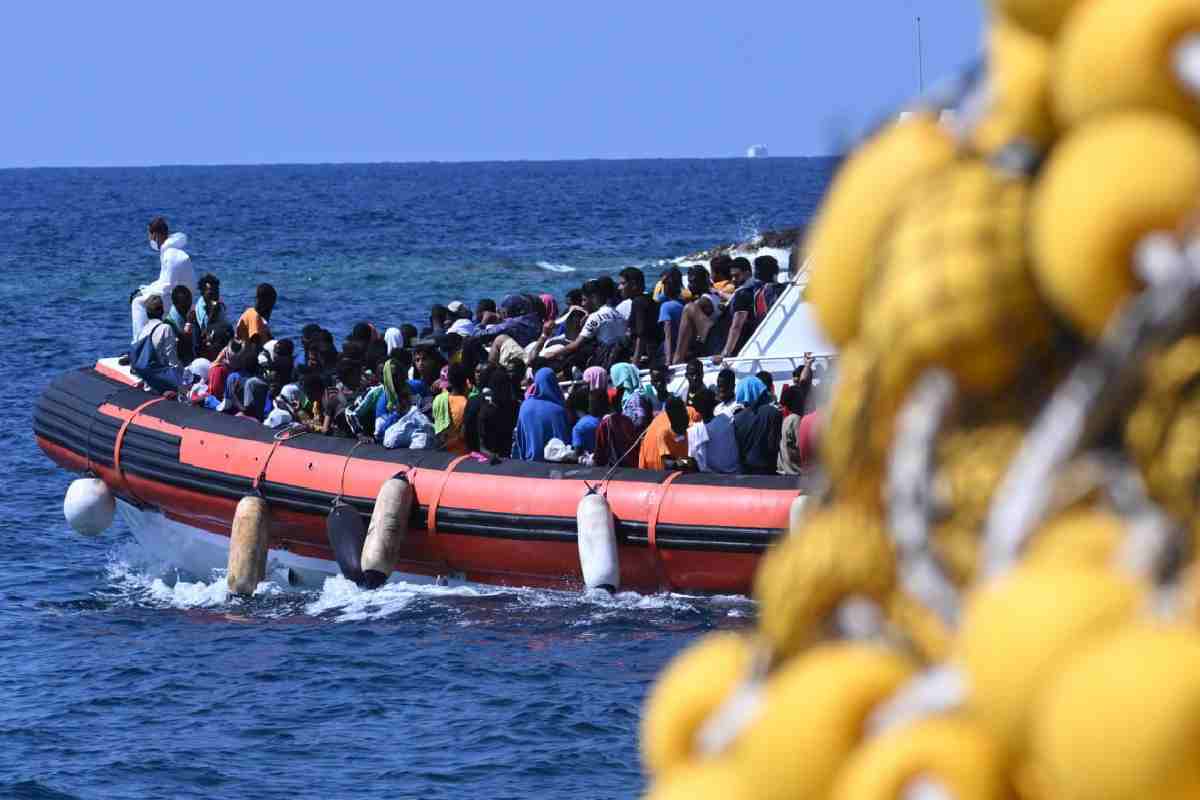 Migranti su un gommone nel mare Mediterraneo