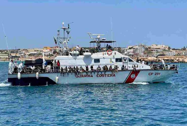 Migranti a bordo della nave della Guardia costiera italiana