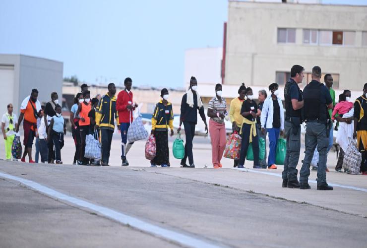 Migranti nell'hotspot di Lampedusa