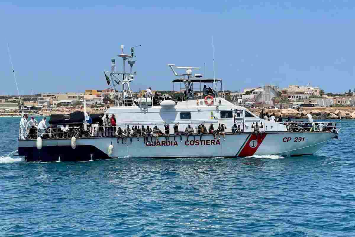 Nave della Guardia costiera soccorre migranti in mare