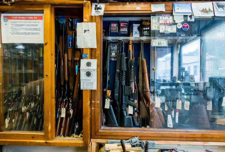 Un commesso in un negozio di armi negli Stati Uniti