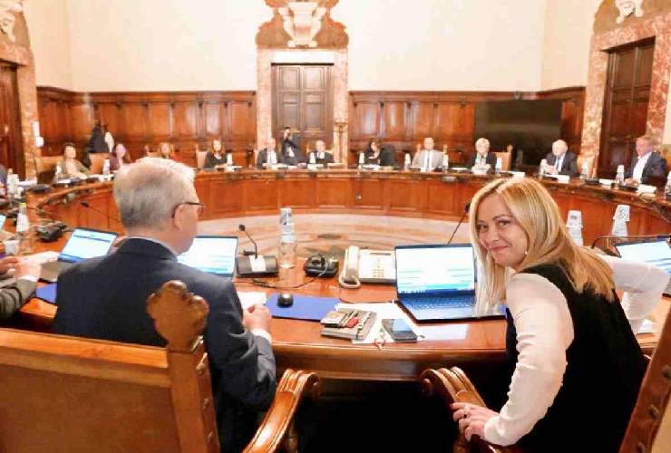 La premier Giorgia Meloni durante il Consiglio dei ministri