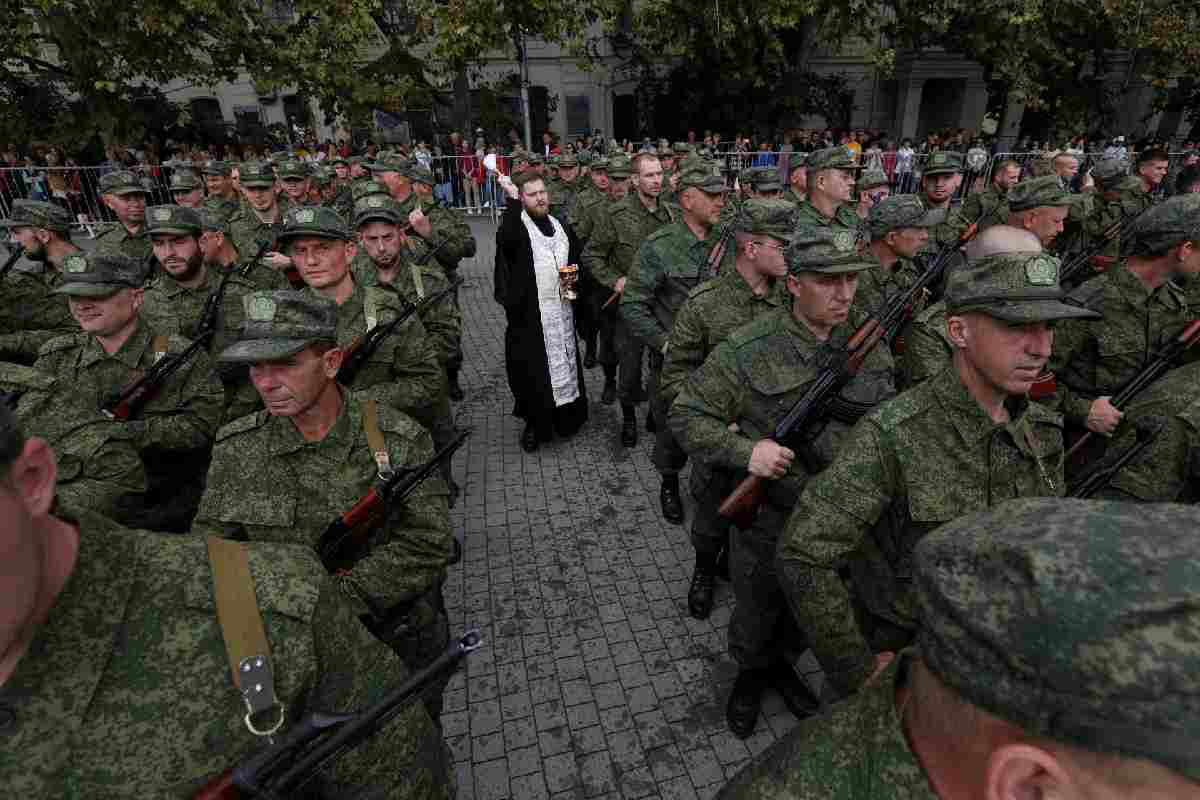 Un sacerdote ortodosso celebra una funzione per i soldati russi riservisti arruolati nell'ambito della mobilitazione parziale a Sebastopoli, in Crimea, il 27 settembre 2022