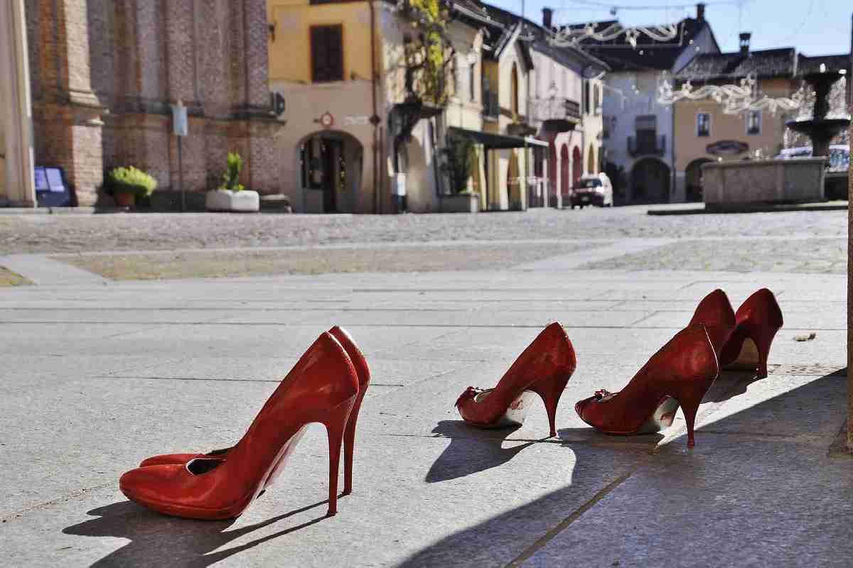 Scarpe rosse in piazza contro femminicidi e violenza contro le donne