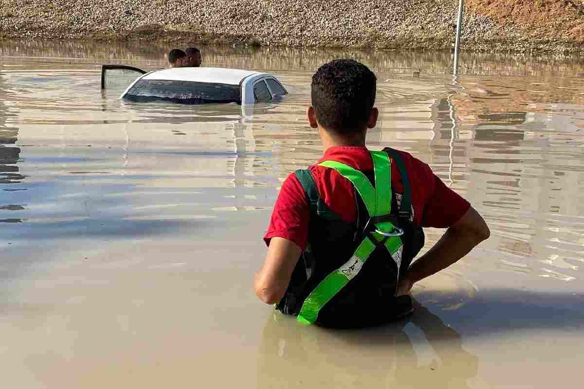 Soccorritore in Libia colpita dalle inondazioni dopo il passaggio dell'uragano Daniel