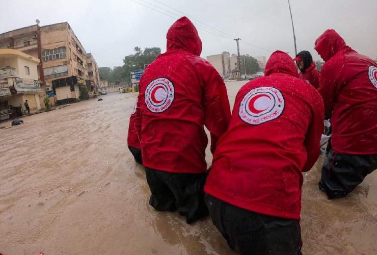 Soccorritori in Libia colpita dalle inondazioni dopo il passaggio dell'uragano Daniel