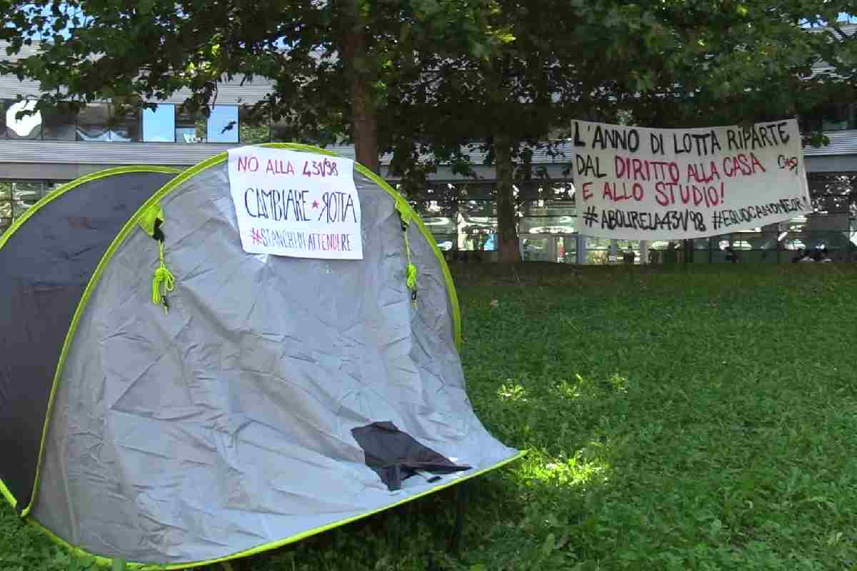 Tende di studenti che manifestano