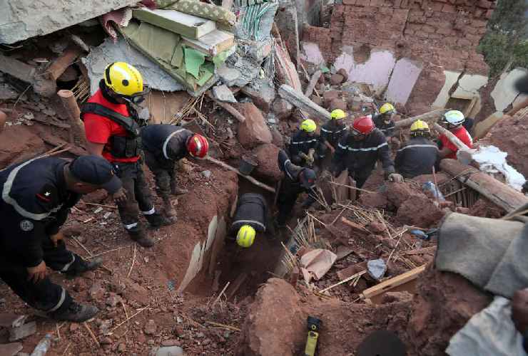 Soccorritori tra le macerie del terremoto che ha colpito Marrakech, in Marocco