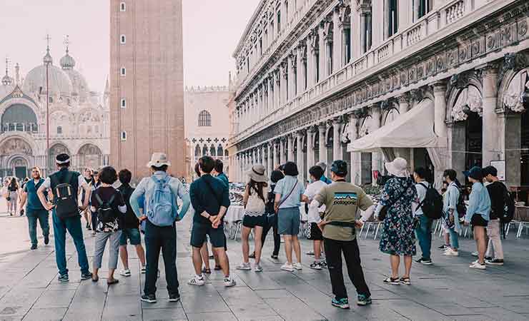 turisti in piazza san marco a venezia
