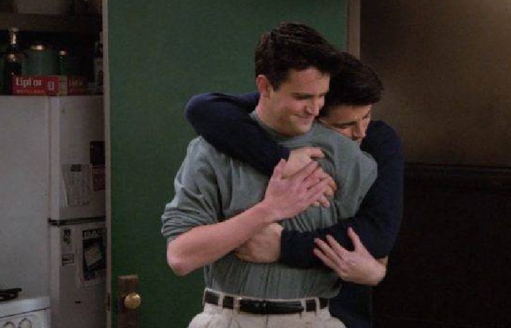 Joey e Chandler di Friends che si abbracciano in una scena