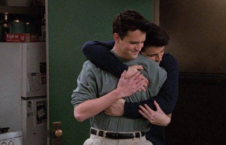 Joey e Chandler di Friends che si abbracciano in una scena