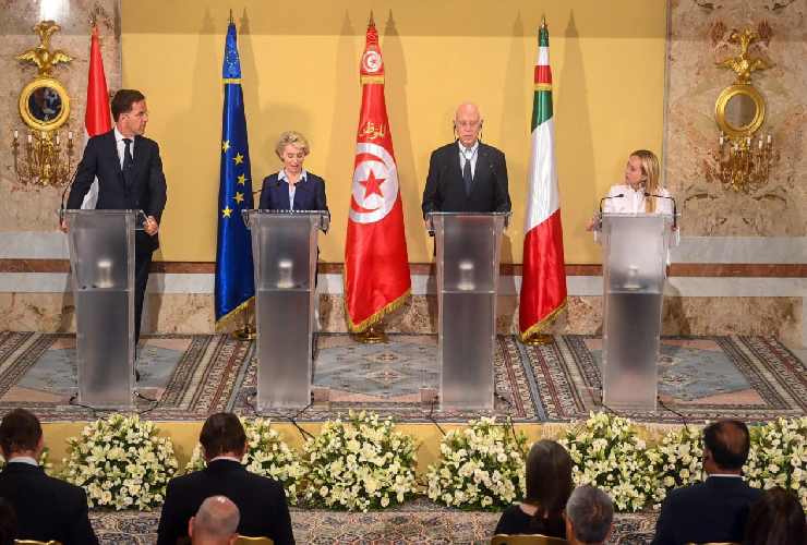Giorgia Meloni, Ursula von der Leyen, Mark Rutte e Kais Saied per la firma del memorandum tra Ue e Tunisia