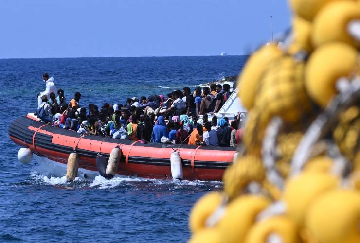 Migranti su un gommone nel mar Mediterraneo