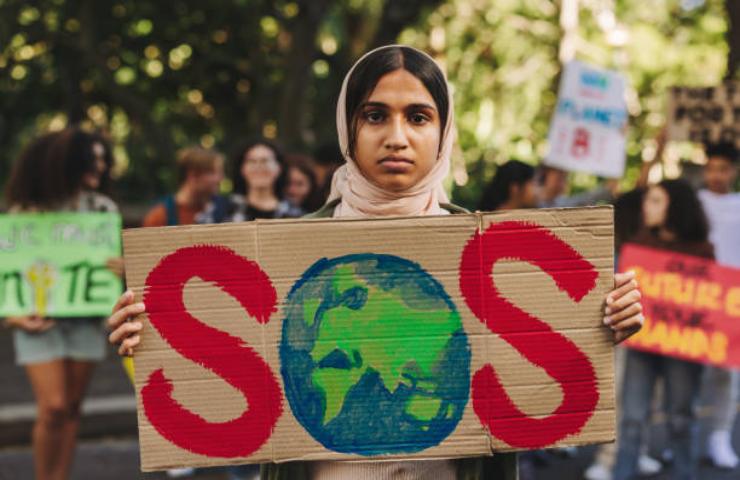 Ragazza rotesta contro i governi per combattere il cambiamento climatico