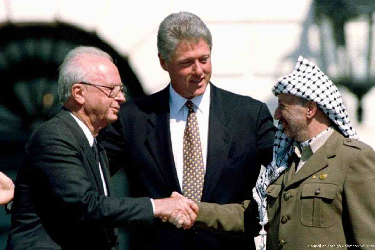 Il premier israeliano Yitzhak  Rabin, il presidente Usa Bill Clinton e il leader palestinese Yasser Arafat  alla Casa Bianca nel 1993 per gli accordi di Oslo