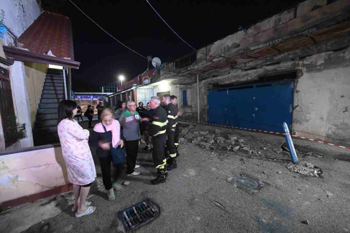 Gente in strada a causa di un terremoto ai Campi Flegrei