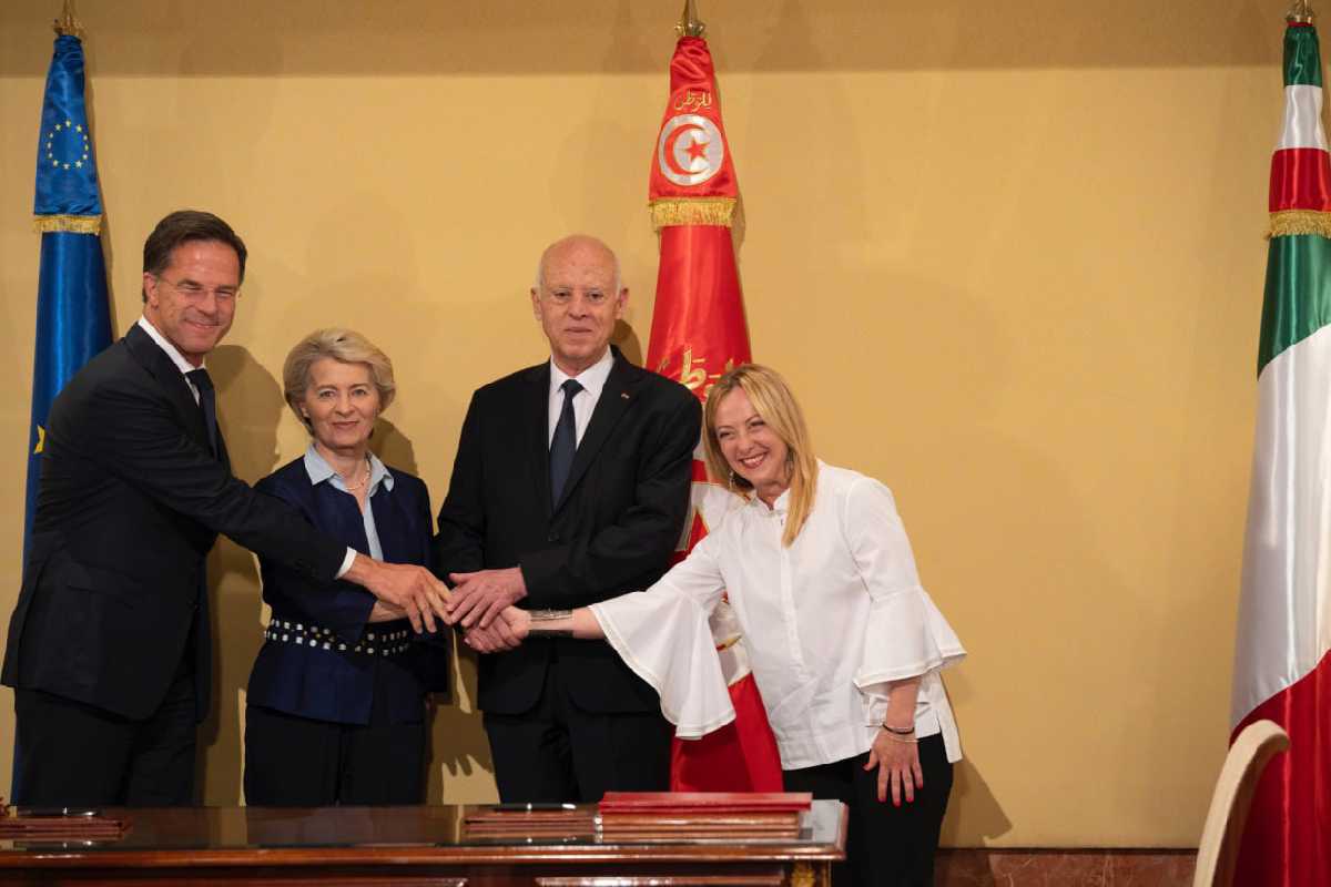 Mark Rutte, Ursula von der Leyen, Kais Saied e Giorgia Meloni per la firma del memorandum tra Ue e Tunisia