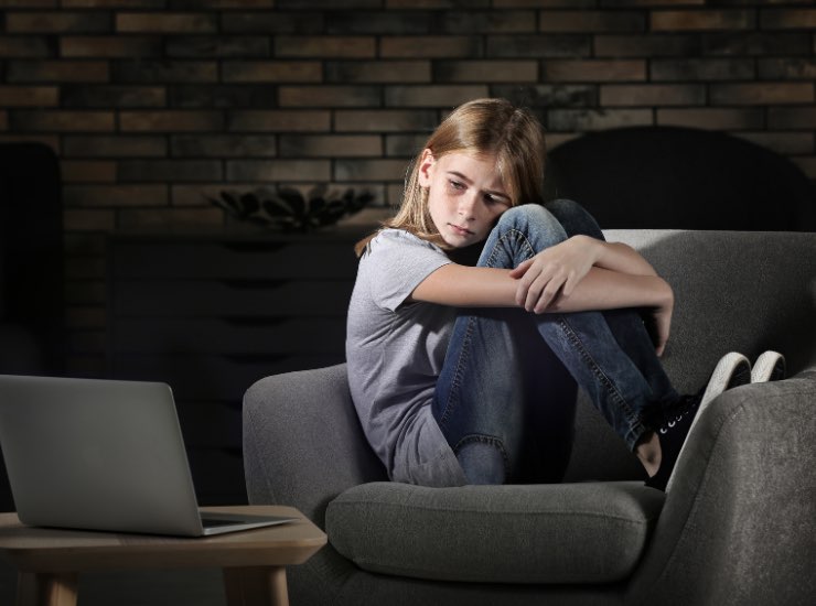 Un ragazzino visibilmente triste