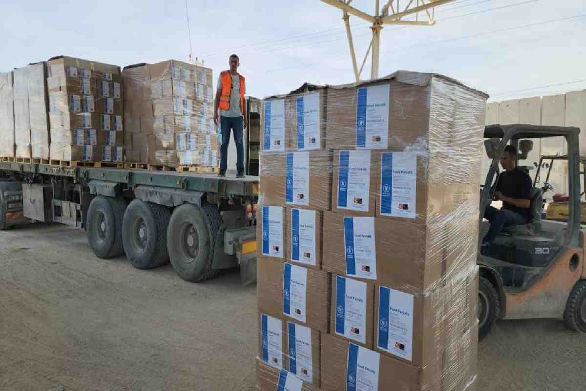Aiuti umanitari al valico di rafah per la popolazione di Gaza
