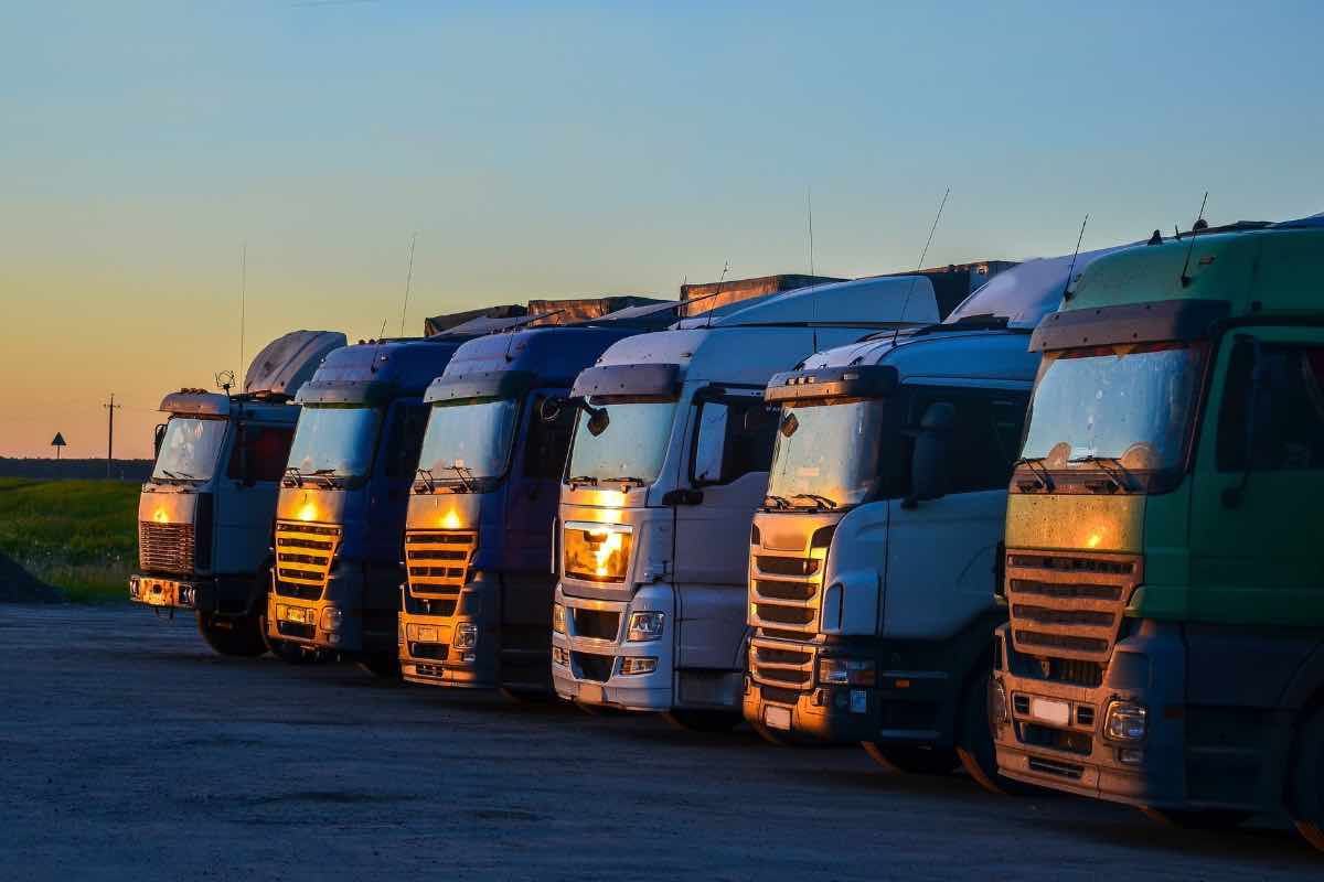 Un afila di camion al tramonto