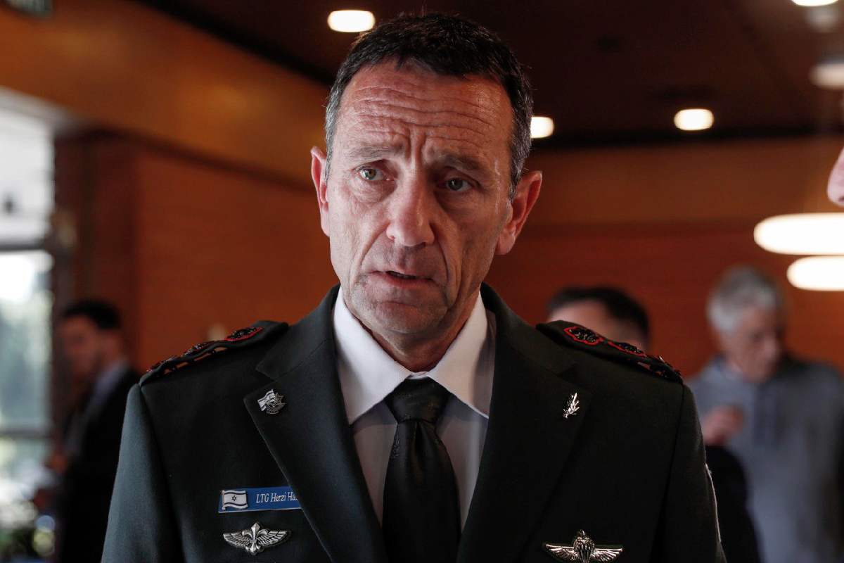 Comandante israeliano Herzi Halevi in divisa e preoccupato
