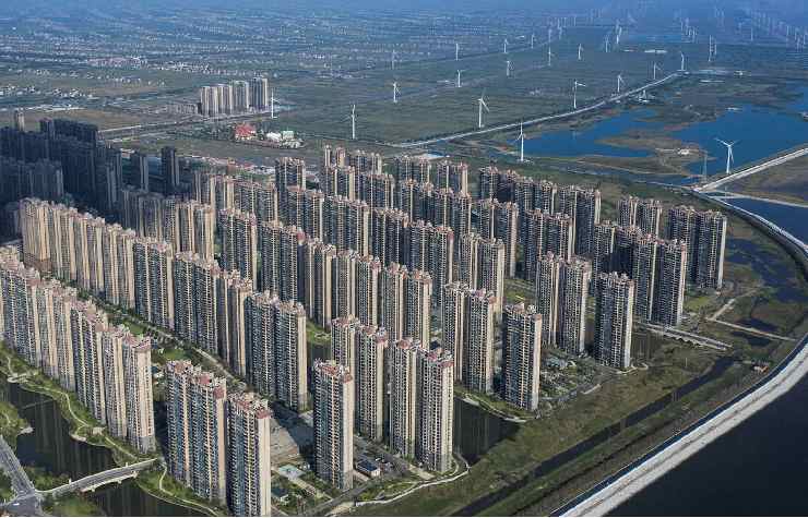 Complesso sconfinato di edifici tutti uguali in una baia