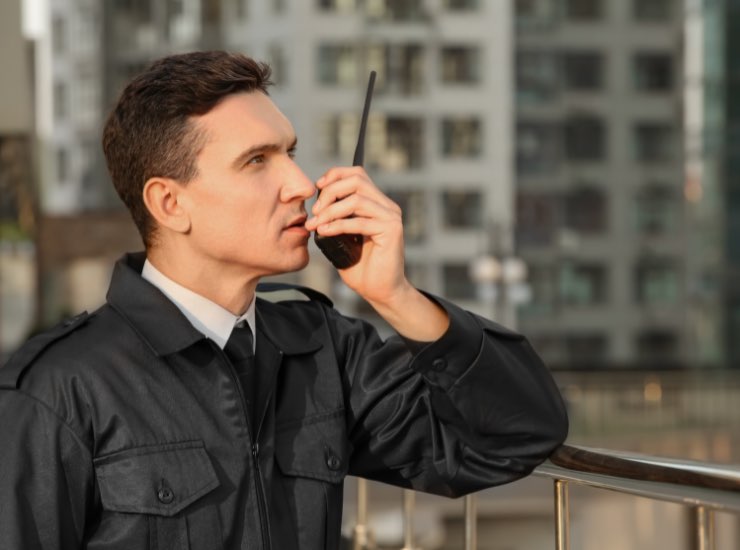 Un uomo parla al walkie talkie 