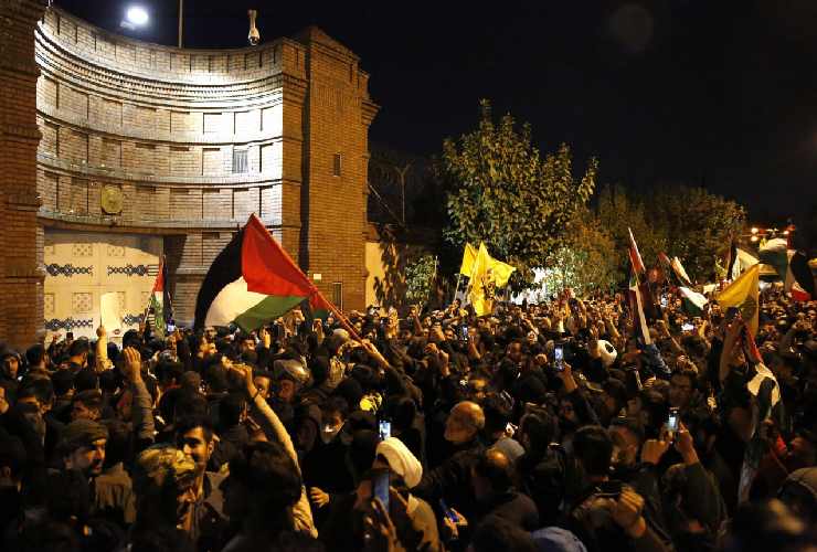 Proteste a Teheran contro ambasciata di Francia