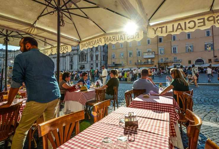ristorante con i tavoli fuori