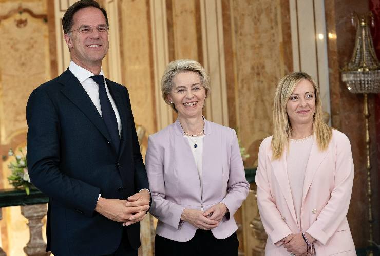 Il Primo Ministro olandese Mark Rutte, il Presidente della Commissione Europea Ursula Von Der Leyen e il Premier Giorgia Meloni