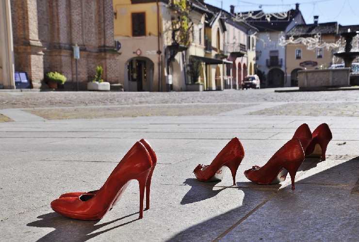 Scarpe rosse simbolo lotta contro la violenza sulle donne e i femminicidi