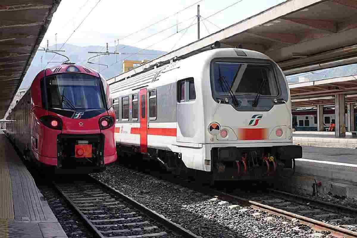 Due treni fermi in stazione
