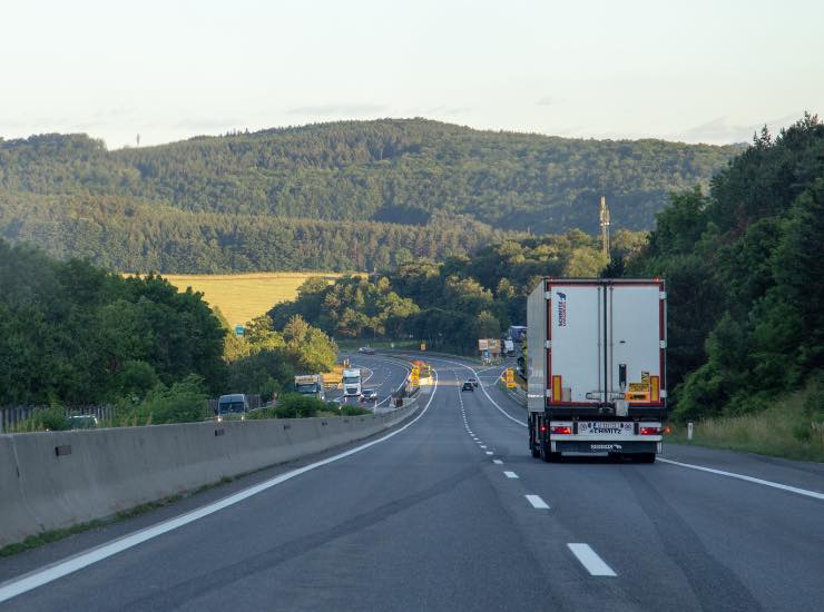 Un camion si allontana sulla strada