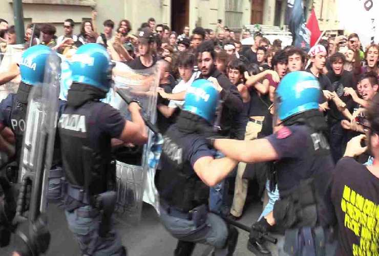 Scontri a Torino tra polizia e manifestanti con la premier Meloni
