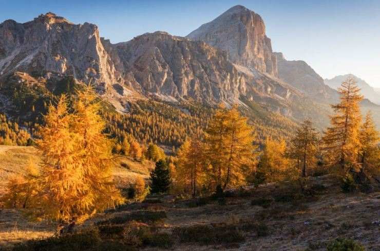 Trekking Dolomiti, ecco quali percorsi fare in autunno