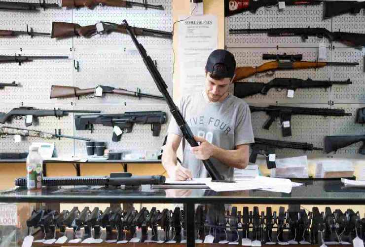Un commesso in un negozio di armi negli Stati Uniti