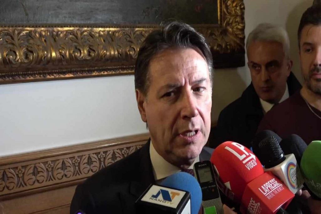 Giuseppe Conte nel corso di un punto stampa