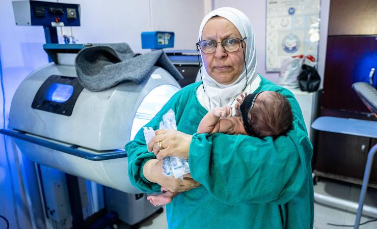 Infermiera con neonato in un ospedale di Gaza