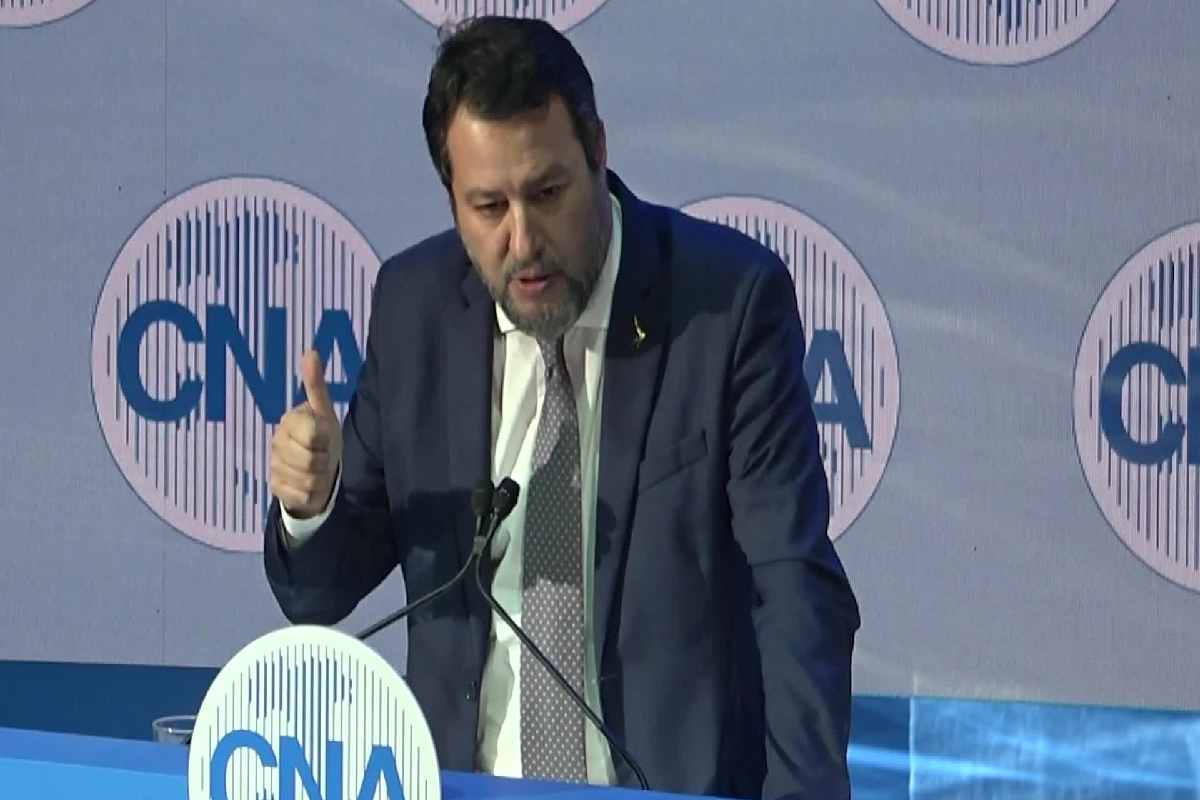 Matteo Salvini sul palco dell'assemblea CNA