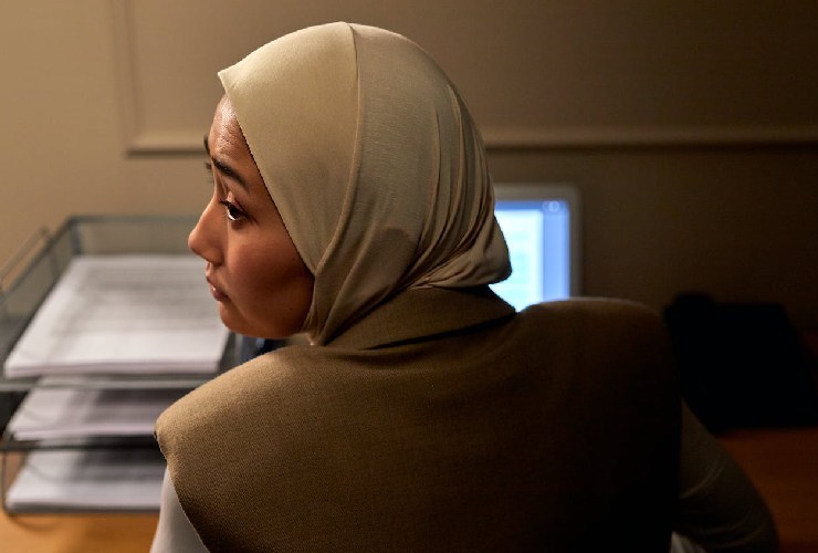 Donna con velo islamico sul luogo di lavoro