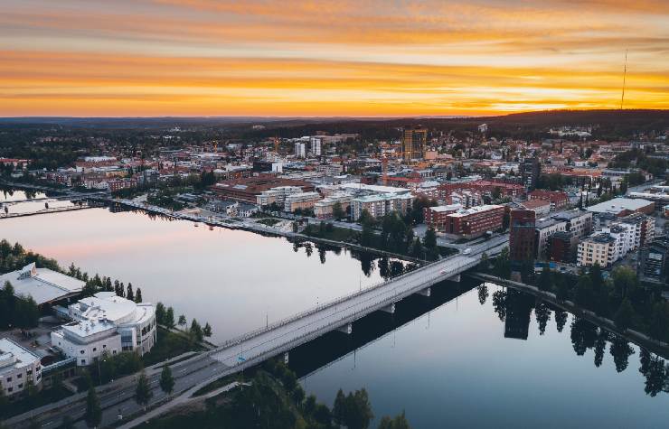 Fiume in mezzo a una città svedese al tramonto