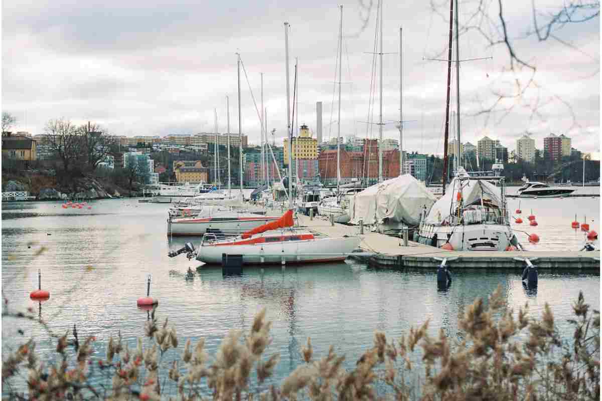 Porto svedese su cielo grigio