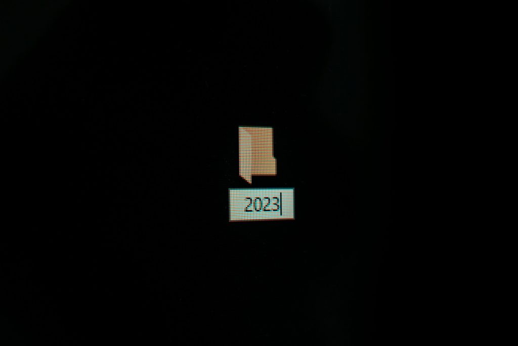 Cartella su sfondo del Pc con scritto 2023